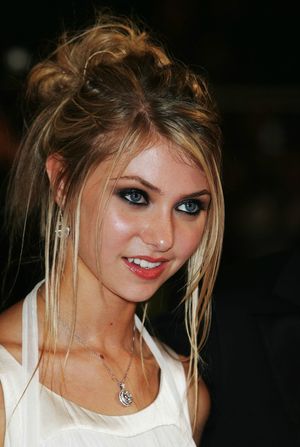 Taylor Momsen -7/93 -5'8''- 34-25-35''-32B-Bra -119lbs -8.5-Shoe, Hot Singer, Sweet Cunnilingus! -Yum! Yum!