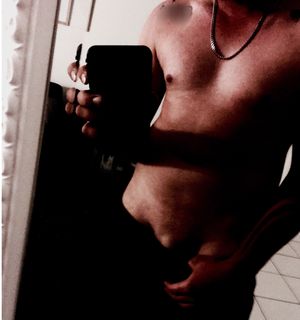 Kotton shirtless peeking the D