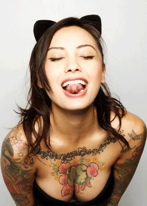 kiss her lips 53