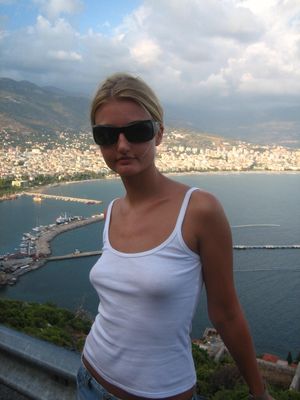 candid braless pokies