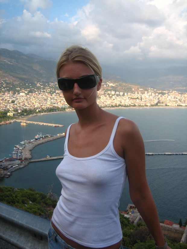 candid braless pokies