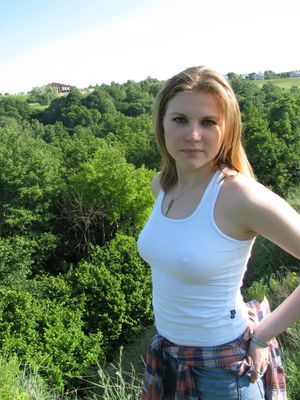 candid braless pokies