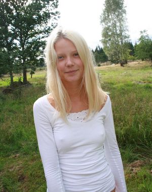 candid braless pokies