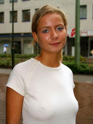 candid braless pokies