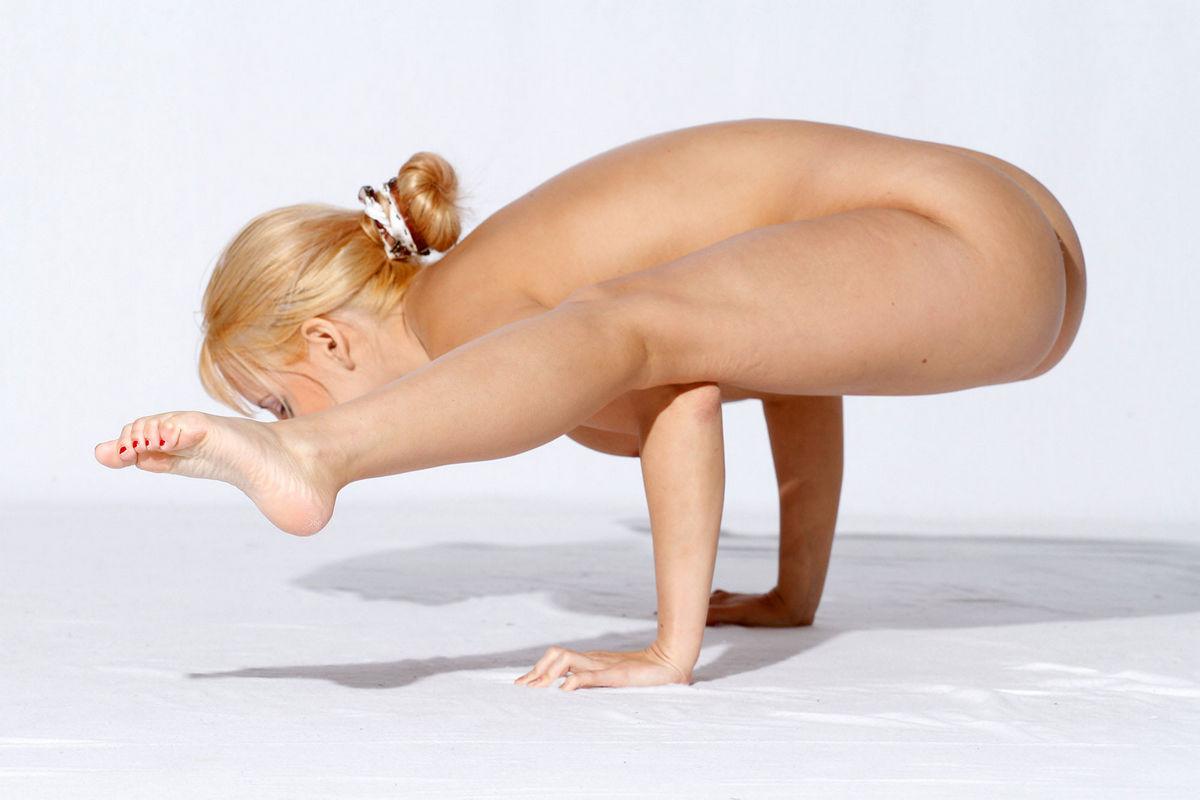 Blond Acrobatic