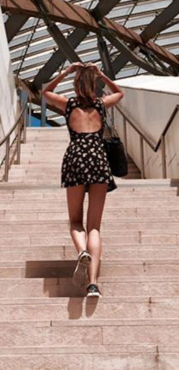 Belle fille en robe dans les escaliers