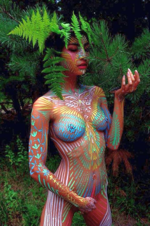 perfect outdoors nudist body painting