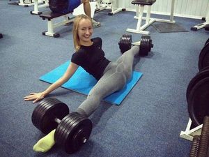 Hot babe doing the splits at the gym