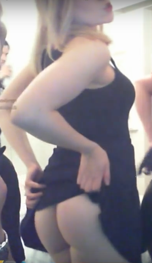 Cul nue sous sa robe