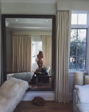 Kylie Jenner Shows Off Her Body in Lingerie Photo Selfie