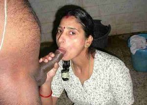 Kolkata hindu boudi giving blowjob to husband in bathroom