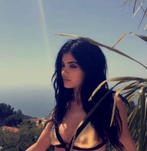 Kylie Jenner -8/97 -5'9''- 36-25-36''-34C-Bra -135lbs - 8-Shoe, L.A. Sweetheart, Youthful Cunnilingus! -Yum! Yum!