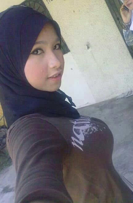 Tetek besar dalam baju