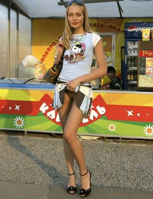 Beauty upskirt in the street no panties