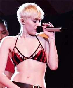 Miley Cyrus rubbing her cunt on stage