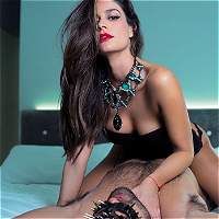 Después del éxito de 50 sombras de Grey, los hombres nos merecíamos una historia caliente, de la que les adelantamos las fotos con Manuela González dominando al sumiso, y de paso, a todos nosotros.
