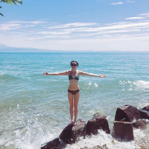 Maisie Williams in a bikini - Love this pose