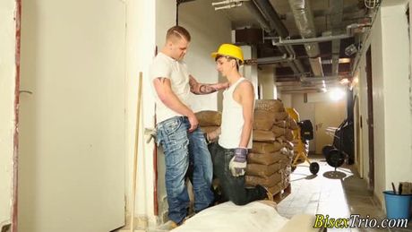 Babe gets mmf 3way fucked