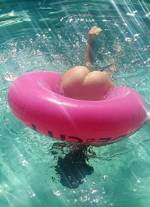 Bikini-amateur-strips-in-the-pool-17.jpg