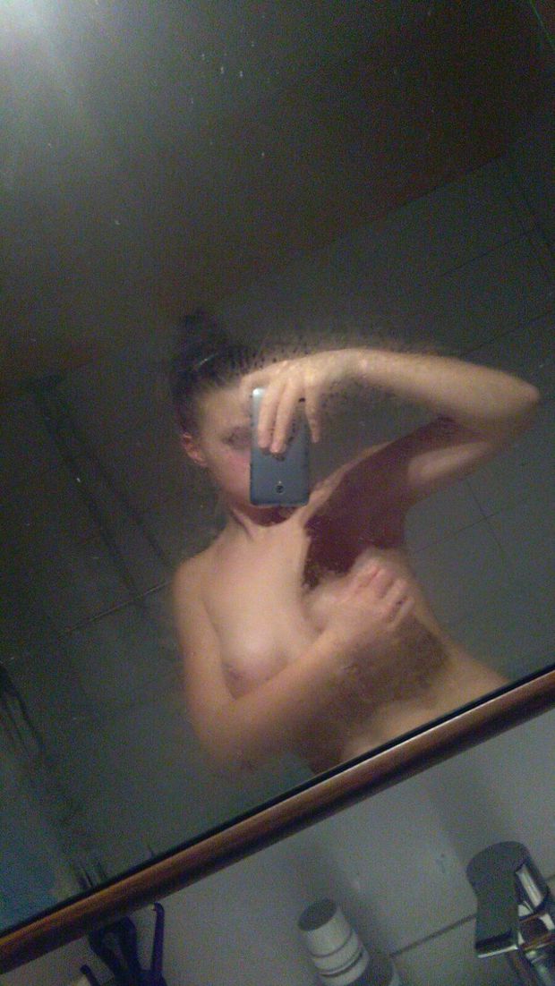 Dream babe in an mirror pic non nude hot