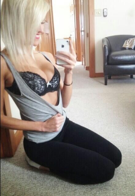 Blondie Selfie