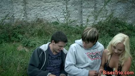 Bi dude gives cum facial