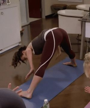 Kate Beckinsale bends over in yoga pants