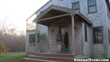 Babe redhead trans sits on lucky guys face