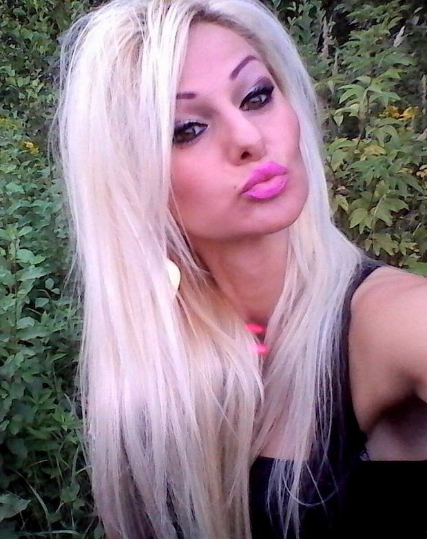 Mature blonde cougar on the prowl