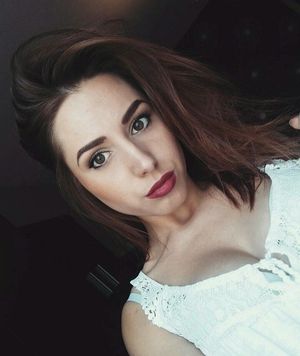 Brunette chick with nice rack