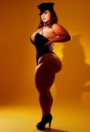 Now that's a curvy babe!