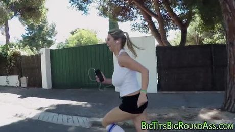 Bouncing jugs jogging ho