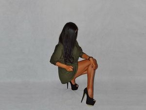 Tanned leggy callchick in high heeled pumps