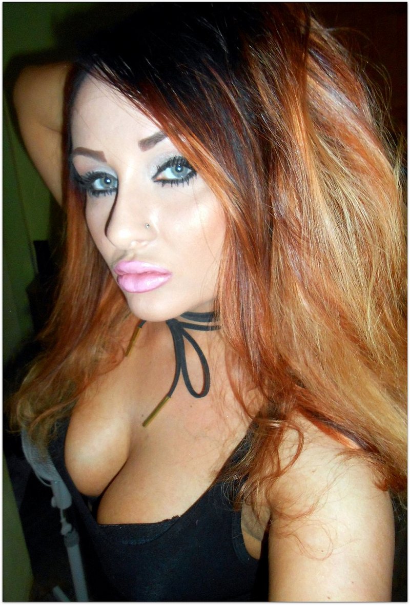 Redhead fuckdoll posing with duckface