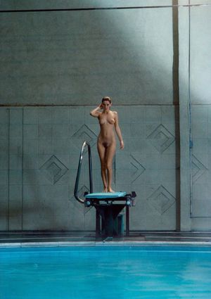 fille toute nue à la piscine