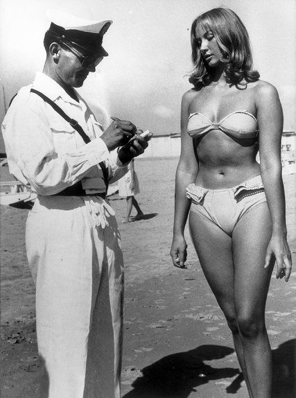 Italy wasn't very liberal in 1957. He is actually writing "A blowjob will save you 500 lira".