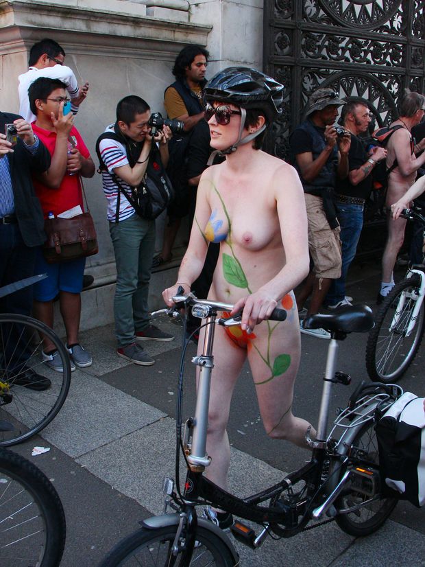 hundreds of photographers saw her nude breasts and shaved pussy