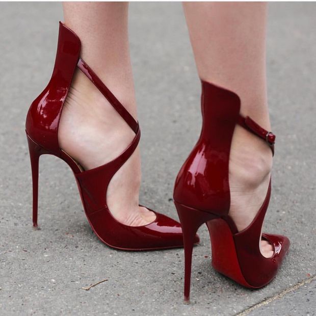 Elegant wine-red extreme stilletoes