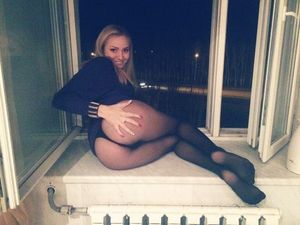 Plan cul sur le rebord de la fenêtre