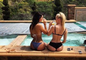 dos hermosas amigas disfrutando el verano