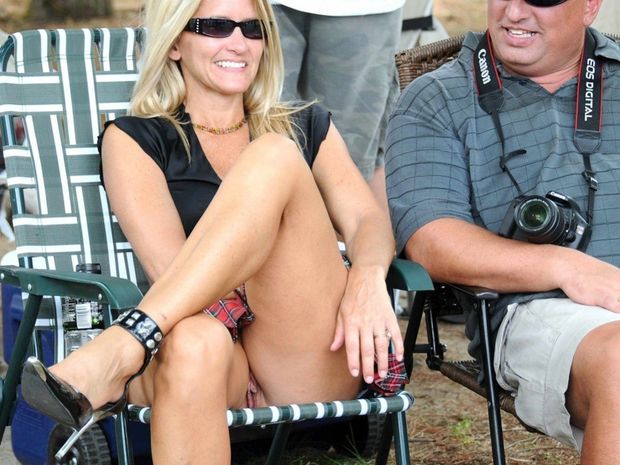 Accidental Nudity - Blonde Wife Pussy Upskirt No Panties