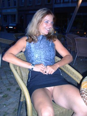 Accidental Nudity - Blonde Milf Shaved Pussy Upskirt