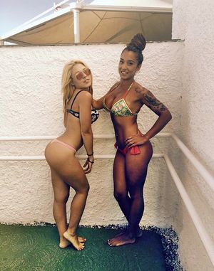 rubia y su amiga buenorra