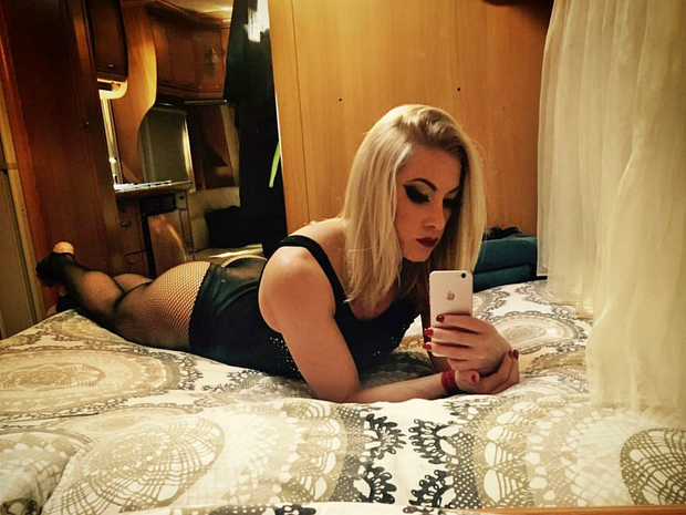selfie rubia del circo de los horrores