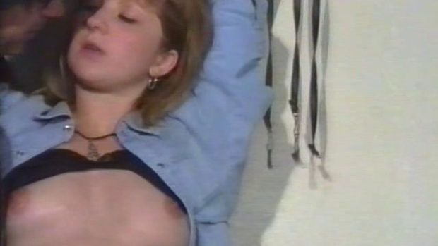 Deux amis décident de jouer avec le sexe. Los angeles blondinette se laisse attacher et bander les yeux tandis que son copain lui caresse les seins. Il s’allonge et fait venir son amie pour qu’elle lèche ses couilles et sa queue. Une fois prêt