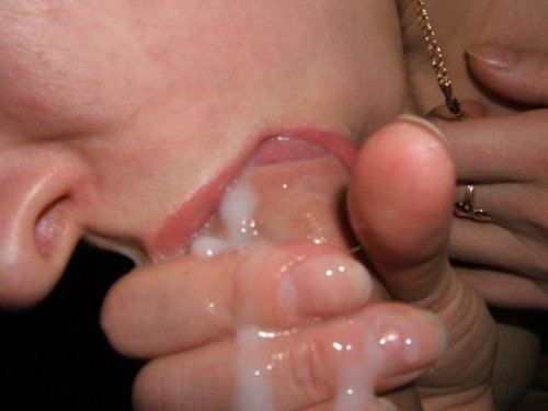 Cum flows from her mouth down the fingers... so sexy