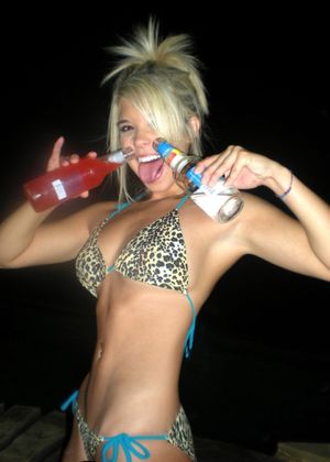 Chica bikini leopardo borracha