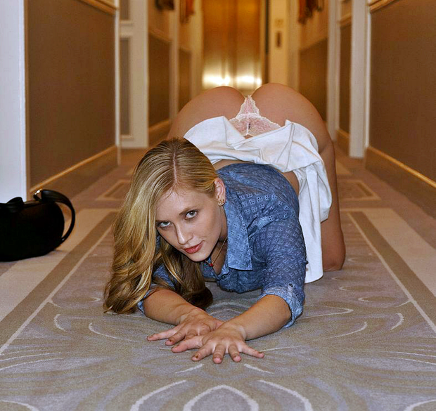 rubia sexy con su culo en pompa