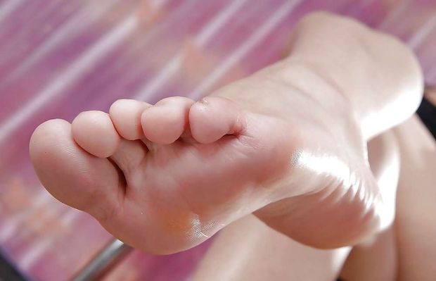 Barefoot asian feet (3)