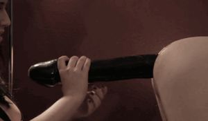 Dildo steckt tief drin und wird rausgezogen.